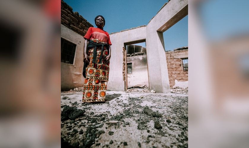 A viúva Tarfusa voltou ao que restou de sua casa destruída por extremistas na Nigéria. (Foto: Global Christian Relief)