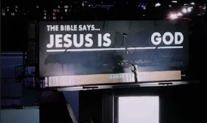 Vídeo mostra homem apagando uma palavra em mensagem de outdoor em Los Angeles. (Captura de tela/Facebook/Christ XXL)