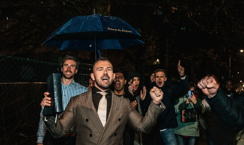 O evangelista Tom de Wal foi preso após a polícia interromper um culto na cidade de Tilburg. (Foto: Instagram/Frontrunners Ministries)