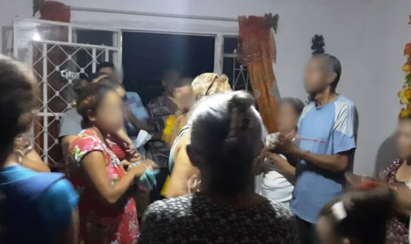Cristãos cubanos reunidos em um culto doméstico. (Foto: Portas Abertas)
