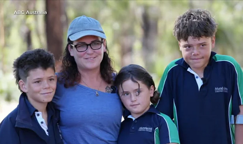 Austin Appelbee (à direita) fala sobre o incidente ao lado da mãe, Joanne, da irmã Grace, e do irmão, Beau. (Captura de tela/ABC Australia)