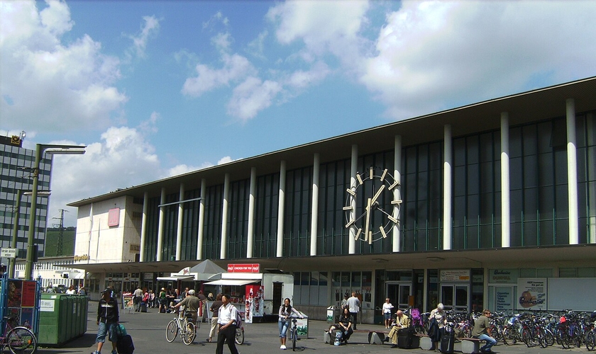 Vista da entrada da Estação Central de Würzburg, na Baviera. (Foto: Wikipedia)