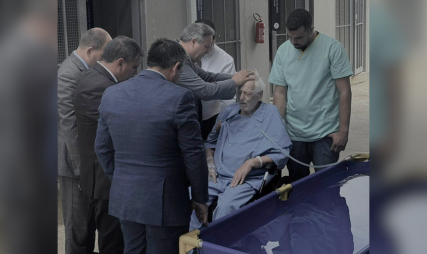 Momento do batismo de um paciente idoso dentro do hospital. (Foto: Instagram/josezerbetto)