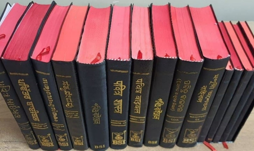 As Bíblias indianas. (Foto: Reprodução/Global Christian Relief)