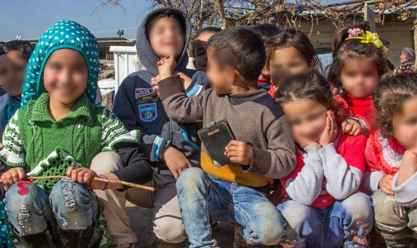 Crianças refugiadas estão conhecendo a esperança de Jesus. (Foto: Reprodução/Facebook/SAT-7)