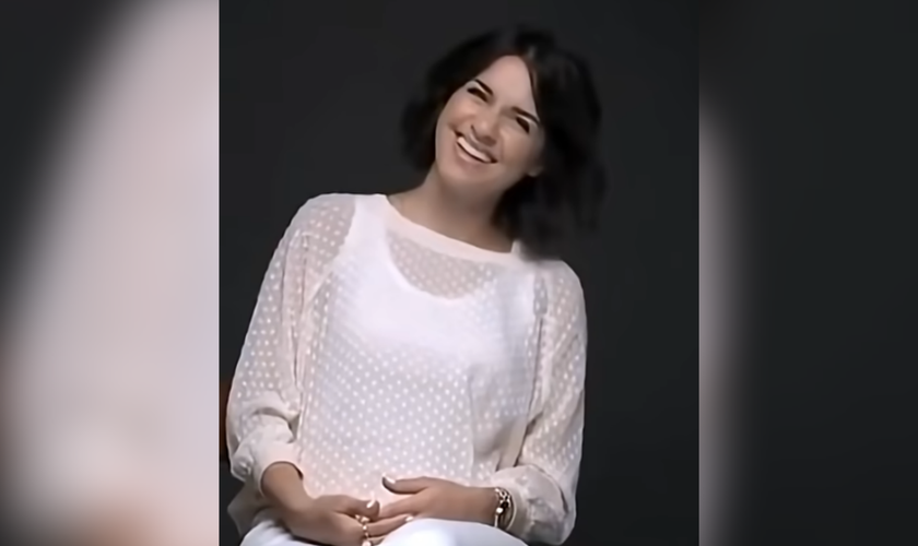 Ex-muçulmana testemunha encontro com a fé cristã. (Captura de tela/Instagram/towardsjesusofficial)