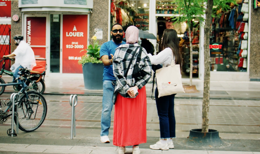 Andrew evangelizando nas ruas. (Foto: Reprodução/YouTube/North American Mission Board)