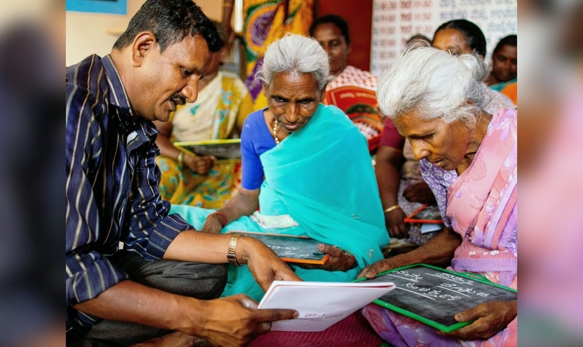 Muitos aceitam Jesus por meio do curso. (Foto: Reprodução/Facebook/Mission India)