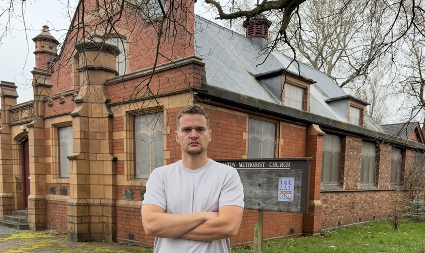 Samuel Leeds em frente a uma igreja metodista. (Foto: X/Samuel Leeds)