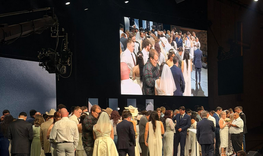 Cerimônia coletiva de casamento na Igreja Lakepointe, em Dallas (EUA). (Foto: Facebook / Josh Howerton)