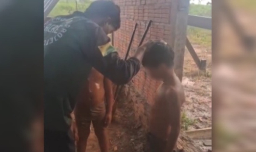 O missionário Mikeias Thomaz orou com os meninos para receberem Jesus. (Foto: Reprodução/Instagram/Mikeias Thomaz).