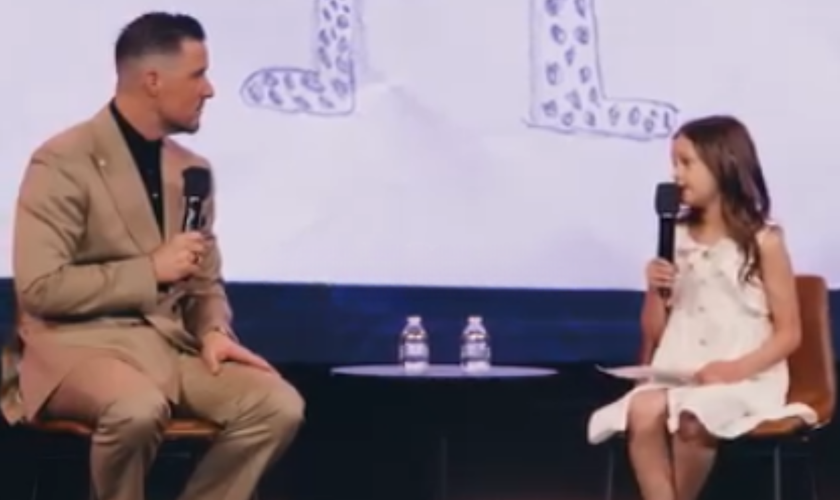 Pastor Landon Schott ouve Ellie relatar experiência sobrenatural. (Captura de tela/Instagram/MercyCulture)