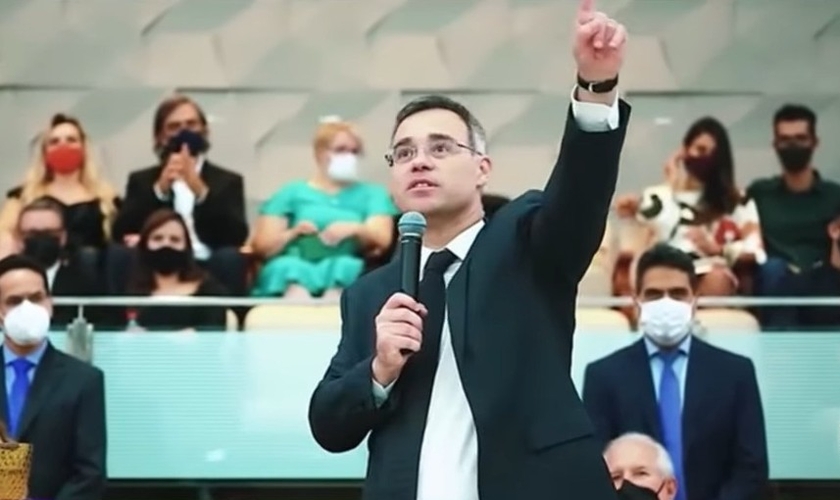 Ministro do STF, André Mendonça testemunha profecia recebida em culto há quase três décadas. (Captura de tela/YouTube/AuriVerde Brasil)
