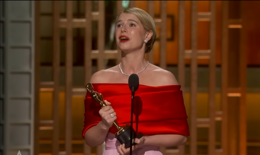Jessie Buckley discursa após vencer o Oscar de Melhor Atriz. (Captura de tela/YouTube/Oscars)