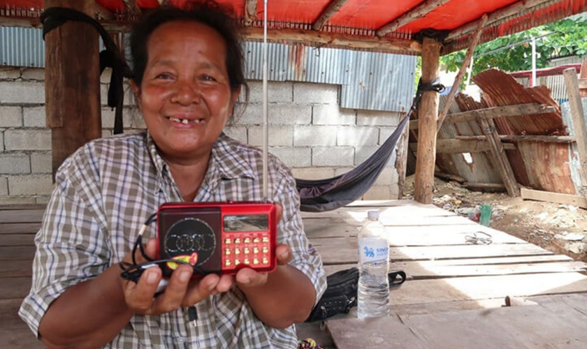 Long ganhou uma Bíblia em áudio da missão. (Foto: Reprodução/Samaritan's Purse)