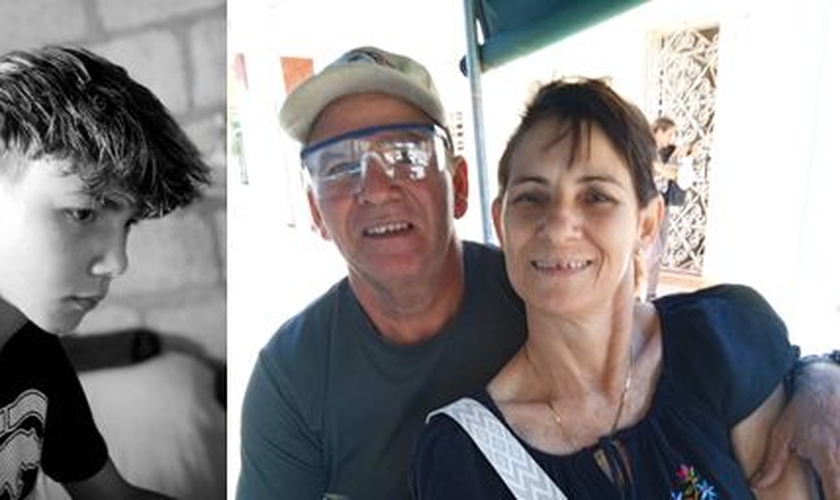 Jonathan Muir Burgos (à esquerda), pastor Elier Muir Ávila e sua esposa Minervina Burgos López. (Foto: CSW).