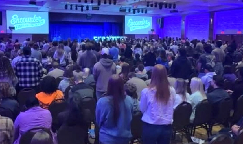 Os estudantes aceitaram Jesus durante um culto evangelístico no campus. (Foto: Reprodução/Instagram/Jay Lowder)