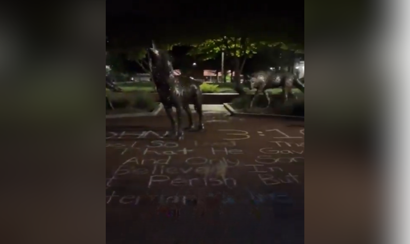 Com giz, alunos escrevem o Evangelho de João no campus da NC State. (Captura de tela/X/@JesusSavesUs777)