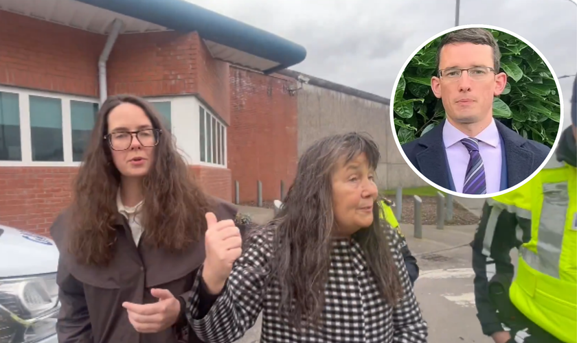 Momento em que Martina Burke e Ammi Burke foram detidas por agentes da polícia irlandesa; no destaque, Enoch Burke. (Captura de tela/X/ EnochBurke)