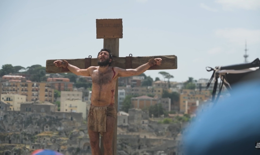 Filmagem da crucificação da série “The Chosen”. (Foto: Reprodução/Instagram/ The Chosen Brasil).