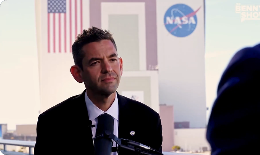 O administrador da NASA, Jared Isaacman em entrevista a Benny Johnson. (Captura de tela/X/Benny Johnson)