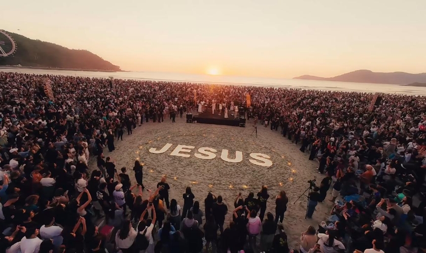 Milhares de pessoas adorando Jesus no local. (Foto: Reprodução/Instagram/Epiphany Movement)