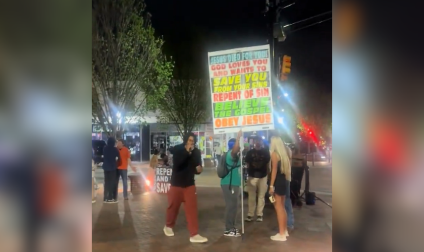 Jaden Ivey prega em uma praça no Alabama. (Captura de tela/X/ClutchPoints)