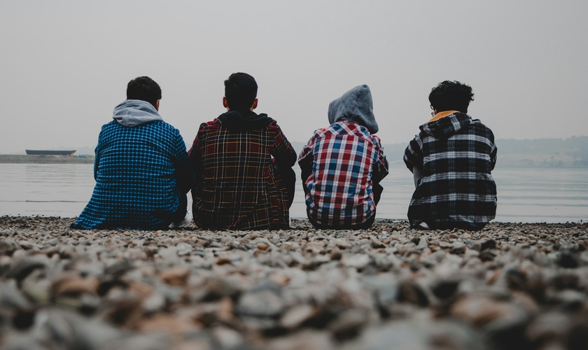 Os dados também apontam uma queda na importância atribuída à religião entre os jovens. (Foto representativa: Amir Hosseini / Unsplash)