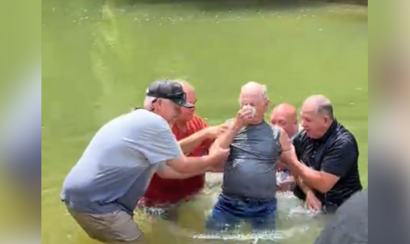 Idoso é batizado em um rio aos 92 anos. (Captura de tela/TikTok/ mandaslaysbooks)