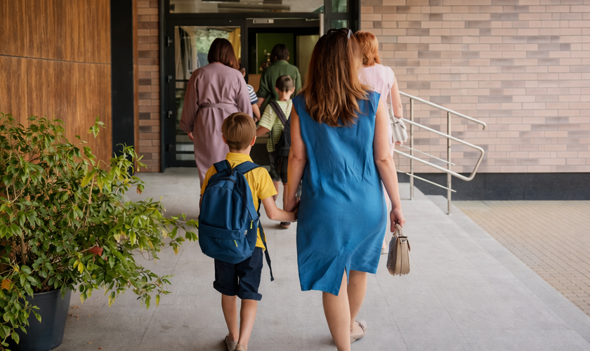 A nova lista de leitura deve alcançar cerca de 5,4 milhões de alunos do jardim de infância ao ensino médio do estado. (Imagem ilustrativa gerada por IA)