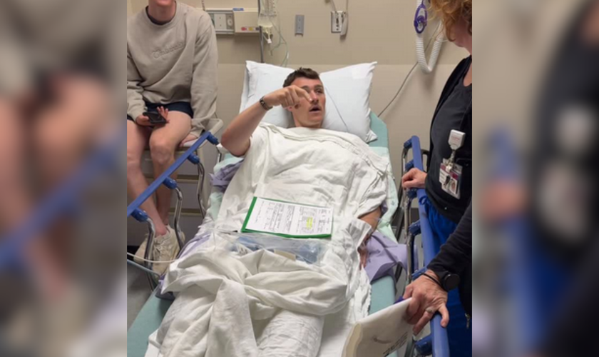 Jacob King dá aula de teologia à médica durante visita em seu leito após cirurgia. (Captura de tela/Instagram/Clayton King)