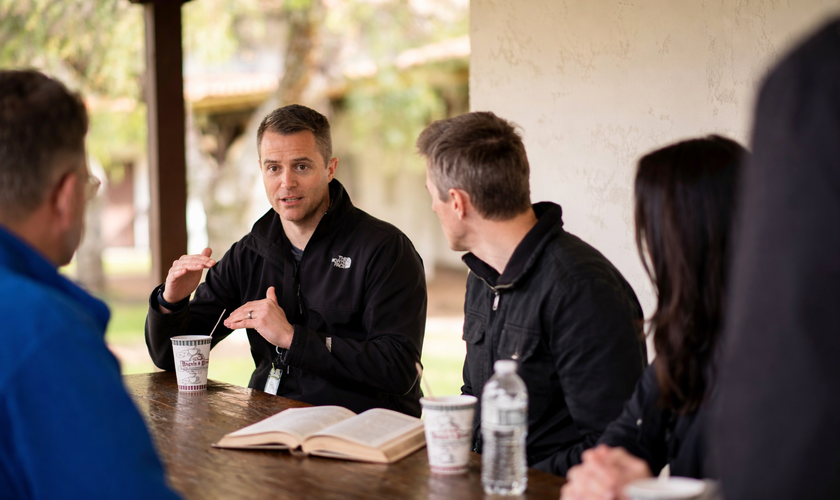 (Foto: Small Group Network/Unsplash/montagem)