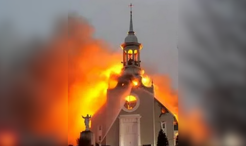 Igreja em Saint-Romain é consumida pelas chamas durante incêndio que destruiu o templo. (Captura de tela/X/Canada Proud)