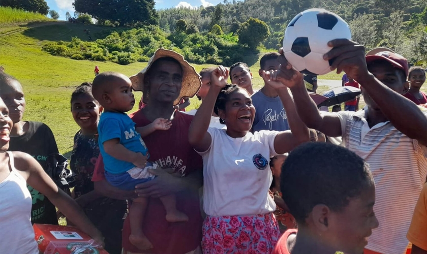 Os moradores se renderam a Jesus após ouvirem o Evangelho. (Foto: Reprodução/Samaritan's Purse)