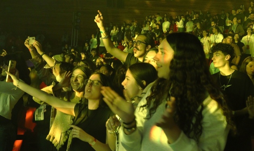 Centenas de jovens participam da Conferência Missão Possível em Huesca, na Espanha. (Foto: Misión Posible)
