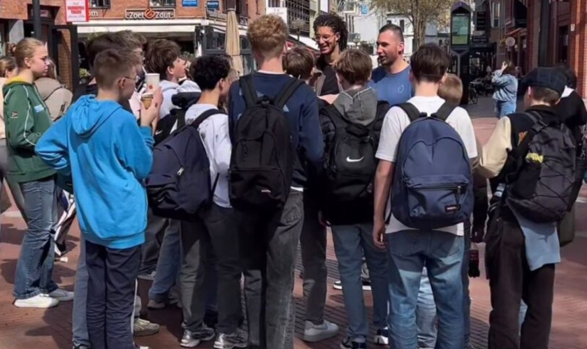 Os jovens aceitaram Jesus nas ruas da Holanda. (Foto: Reprodução/Revive)