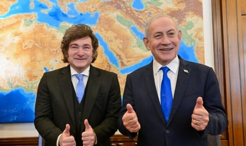 O primeiro-ministro Benjamin Netanyahu (à direita) junto ao presidente argentino Javier Milei em Jerusalém, em 19 de abril de 2026. (Foto: Kobi Gideon/GPO)