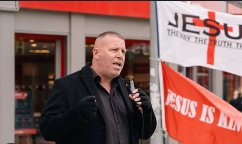 Pastor Stephen Clayden durante pregação pública em Colchester, na Inglaterra. (Foto: Christian Legal Centre)