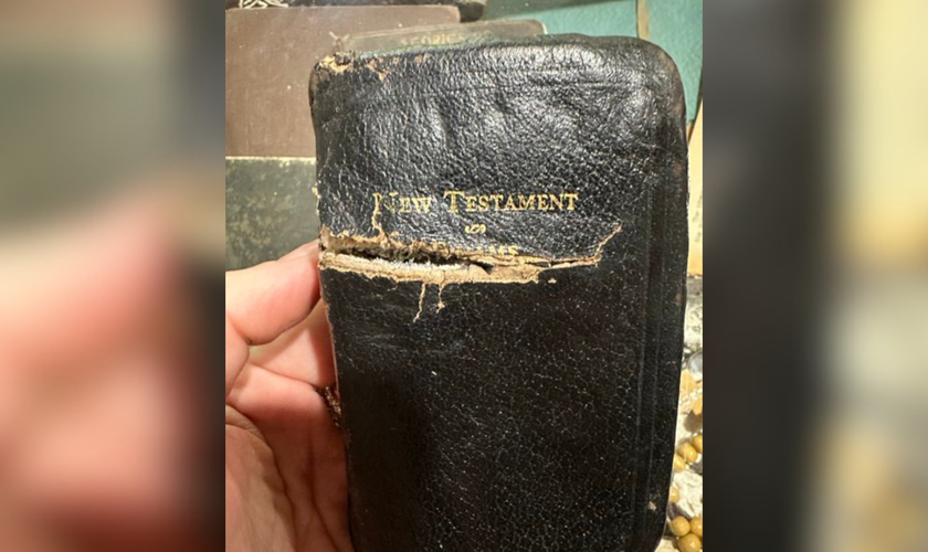 Novo Testamento de bolso ficou marcado por estilhaços durante ataque no Vietnã. (Foto: Instagram/RepNancyMace)