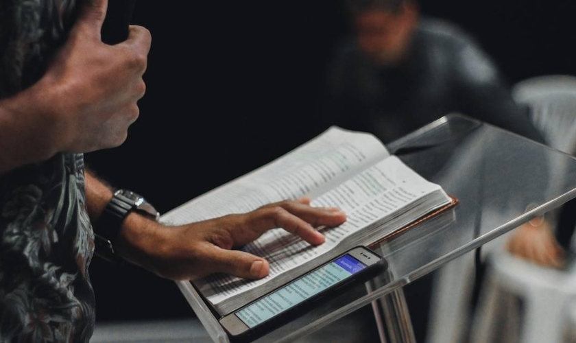 Pesquisa ouviu 1003 pastores por telefone. (Foto: Unsplash / Nycholas Benaia)