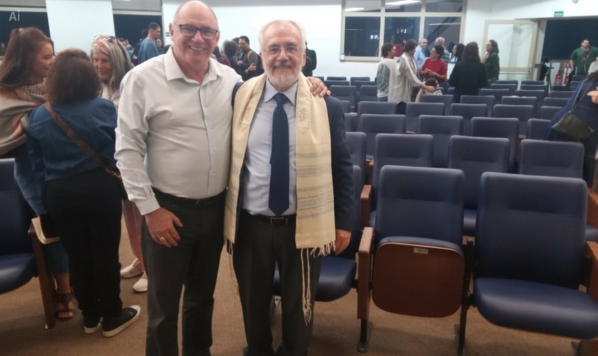 O pastor sênior Sergio Moura recebe judeu do Canadá. (Foto: Silas Anastácio)