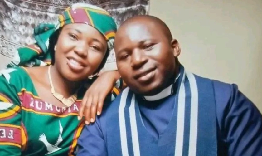 O reverendo Ayuba Choji e sua esposa. (Foto: Facebook/Ayuba Vwang Choji).