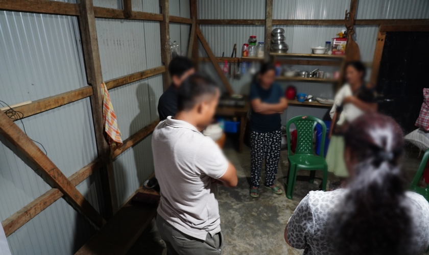Grupo de cristãos reunido em um espaço simples para oração e comunhão em uma comunidade tribal na Índia (Foto: Portas Abertas)