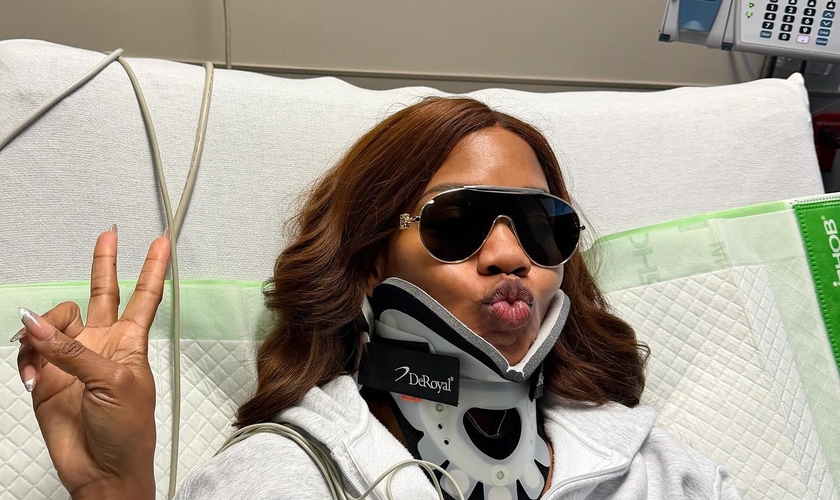 Sarah Jakes Roberts aparece em leito hospitalar usando colar cervical após sofrer fratura no pescoço. (Foto: Instagram/sarahjakesroberts)