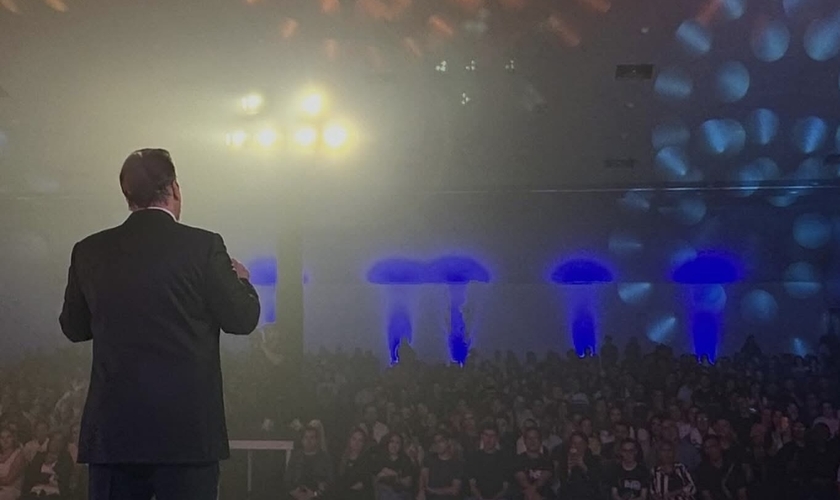 Joel Engel ministrando no Alinhamento Profético 2026. (Foto: Ministério Engel)