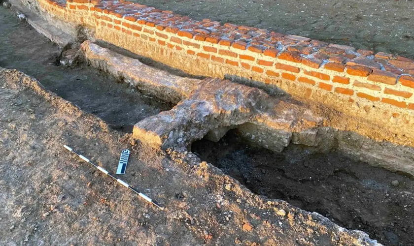 Vestígios de antigo complexo religioso em área associada a uma cidade bíblica do Antigo Testamento. (Foto: Ministério do Turismo e Antiguidades do Egito)