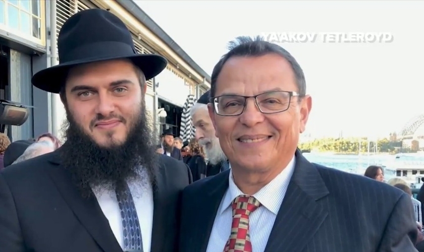 Ya'akov Tetleroyd e seu pai Borris. (Foto: Reprodução/CBN News).