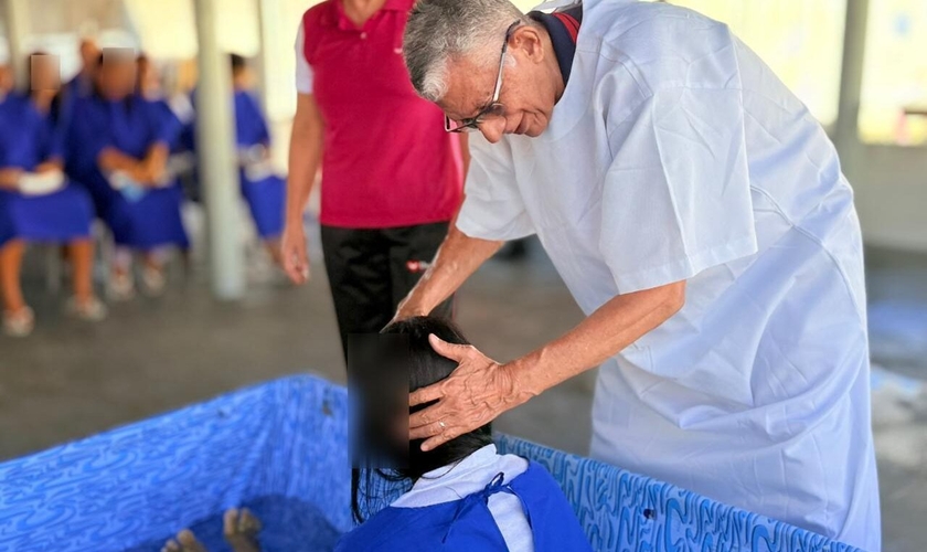 O batismo foi realizado na Penitenciária Feminina Maria Júlia Maranhão. (Foto: UNP Paraíba).
