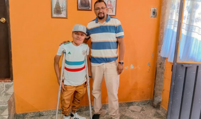 Pedro e o Pastor Jacob. (Foto: Reprodução/IMB)