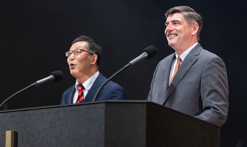 O evangelista Will Graham prega durante o evento “Celebração da Esperança e do Amor”, no Japão. (Foto: BGEA)